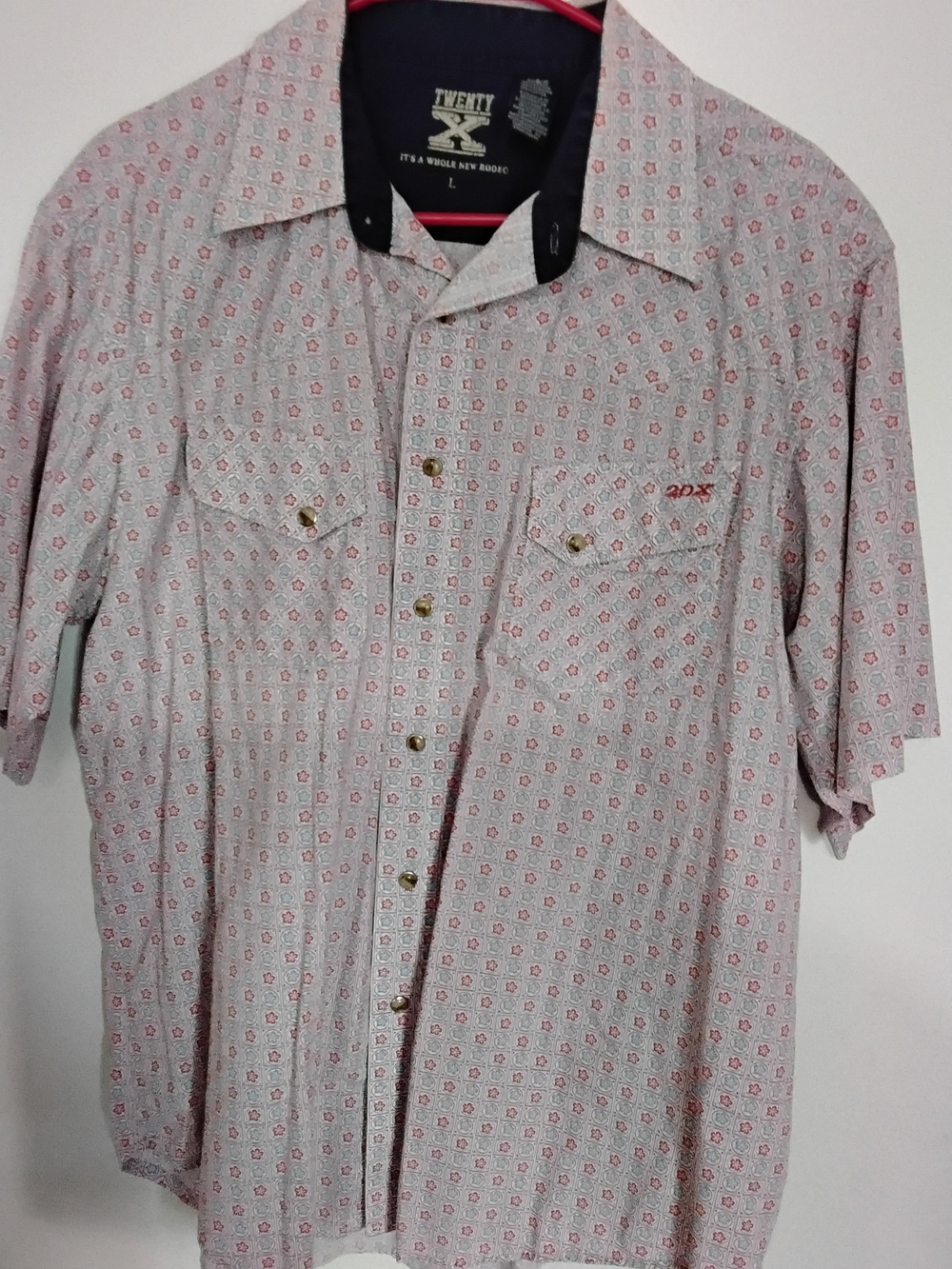 Twenty Men's Short-Sleeve Button-Down Shirt in Light Gray with Red Print